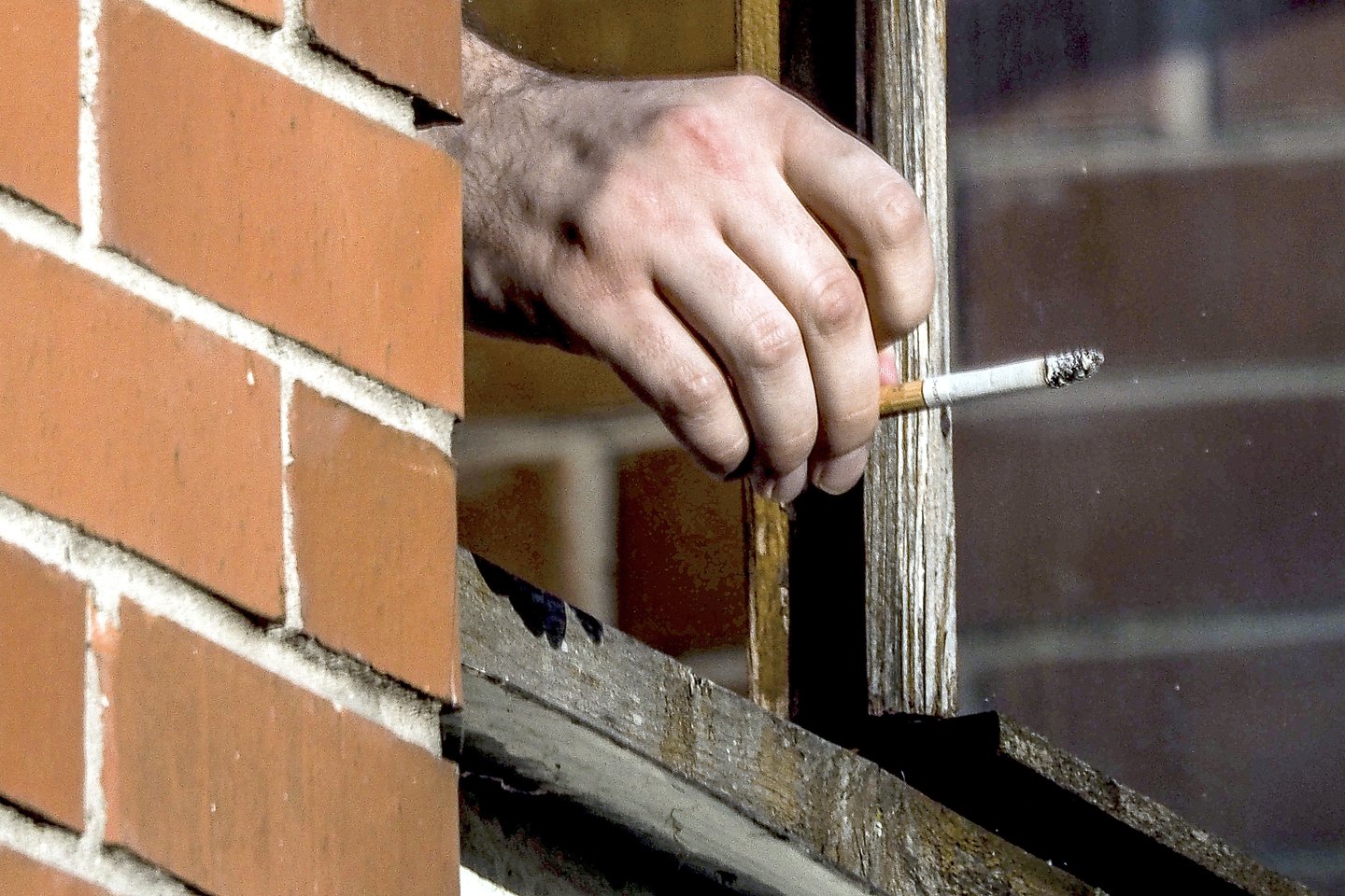  Nei policija, nei savivaldybė neįsivaizduoja, kaip reikėtų vykdyti įstatymą, draudžiantį rūkyti daugiabučio balkone.