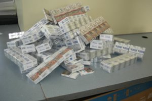 Vietoje deklaruotų batų ir rūbų, Kauno oro uoste sulaikyta cigarečių kontrabanda