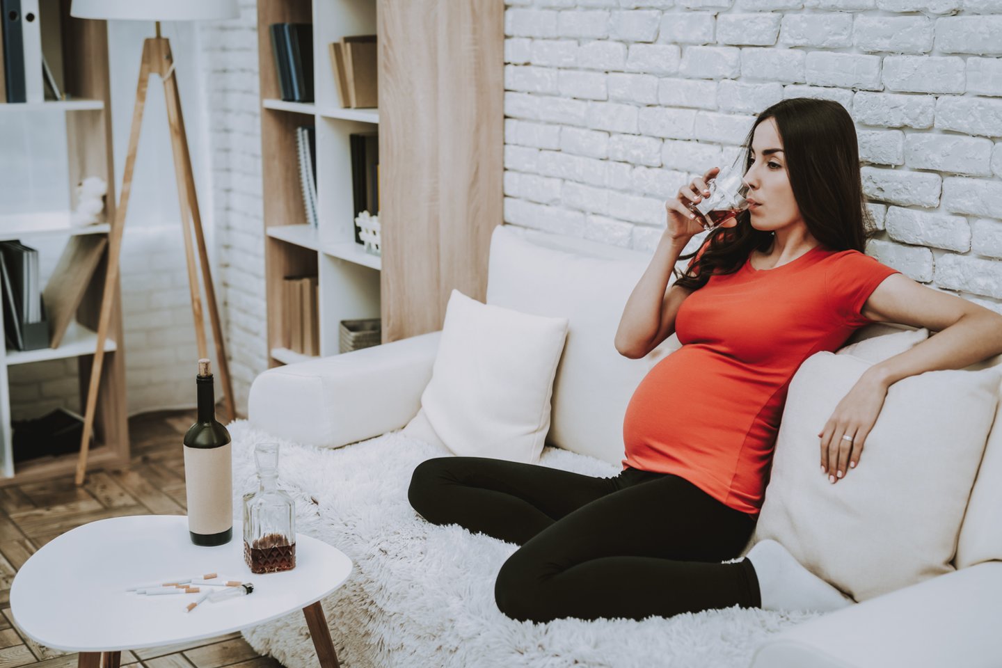  Apie 3 proc. nėščiųjų vartoja alkoholį.<br> 123rf.com nuotr.
