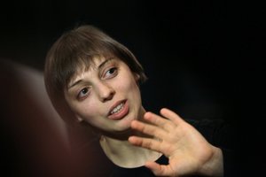 Lietuvoje gimusi „Bjaurusis ančiukas“ žvaigždė Nelly Uvarova nusiskuto plaukus ir priaugo svorio