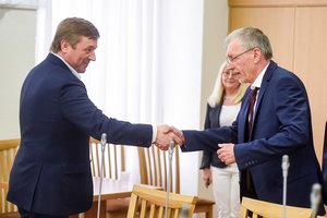 Valdantieji sako neplanuojantys trukdyti opozicijai pakeisti lyderį