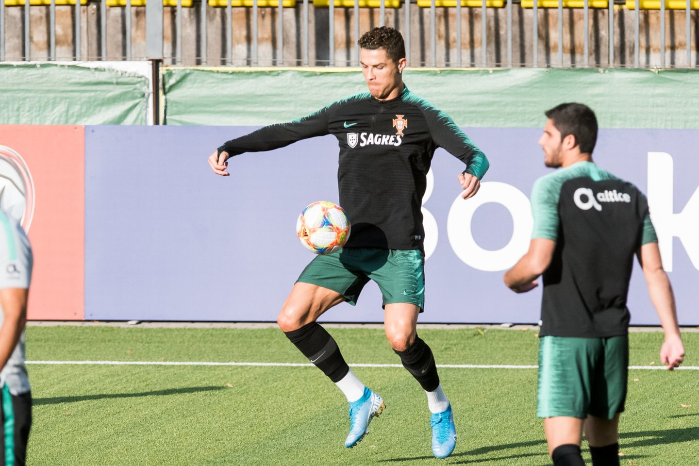  C.Ronaldo su komandos draugais pirmadienį surengė treniruotę Vilniuje.<br> D.Umbraso nuotr.