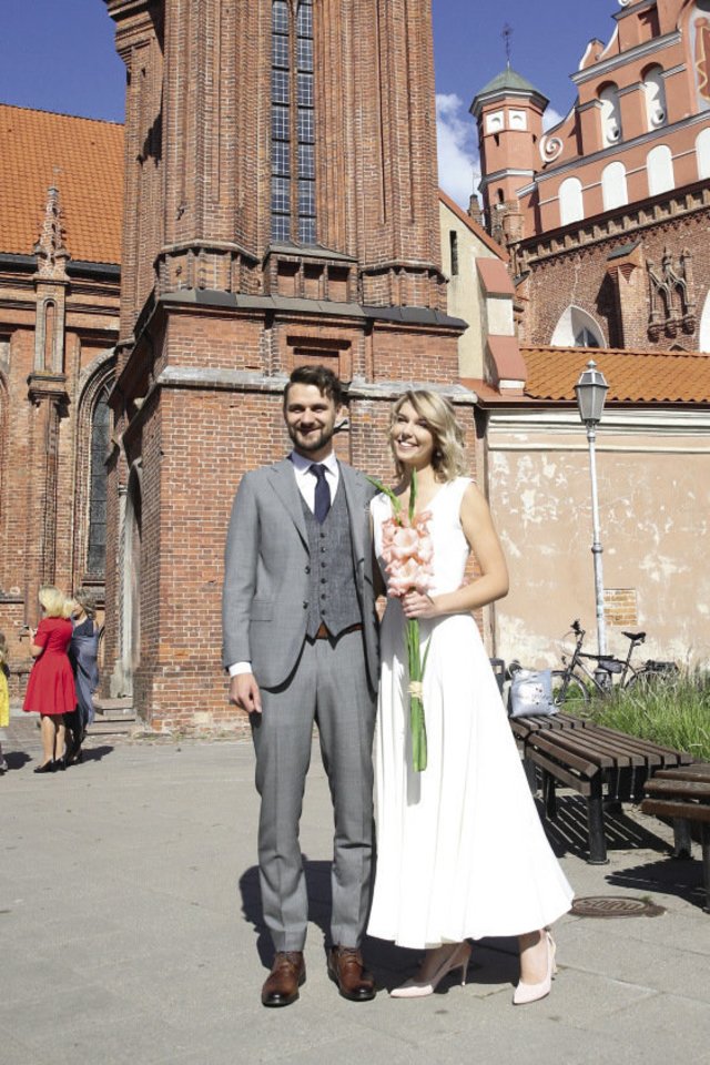 Aistė Plaipaitė ir Mantas Tamulionis susituokė Vilniaus Bernardinų bažnyčioje. „Man labai patinka tam tikrais klausimais šios bažnyčios laisvumas, vienuolių nesusireikšminimas, kuklumas, paprastumas ir natūralumas“, – sakė nuotaka.<br>R.Danisevičiaus nuotr.