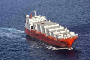 Prie JAV krantų gelbėjama apvirtusio Pietų Korėjos laivo įgula