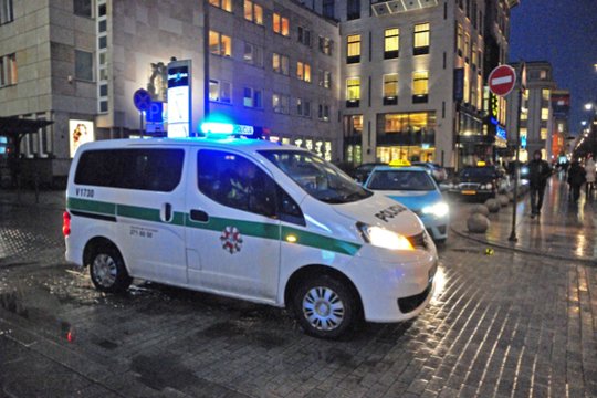 Į pensiją išėjęs kalėjimo prižiūrėtojas net nenusivilkęs uniformos prisigėrė ir įkliuvo policijai