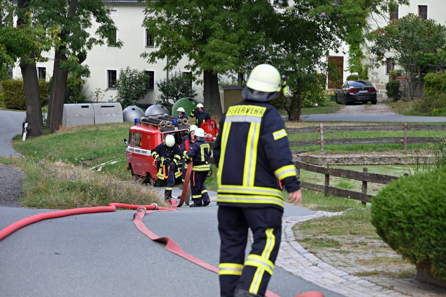 Septyni žmonės apsinuodijo dūmais, keturi iš jų yra sunkios būklės.