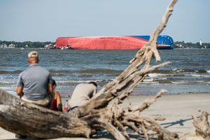 Dramatiška gelbėjimo operacija baigta: iš apvirtusio laivo išgelbėti likę jūreiviai