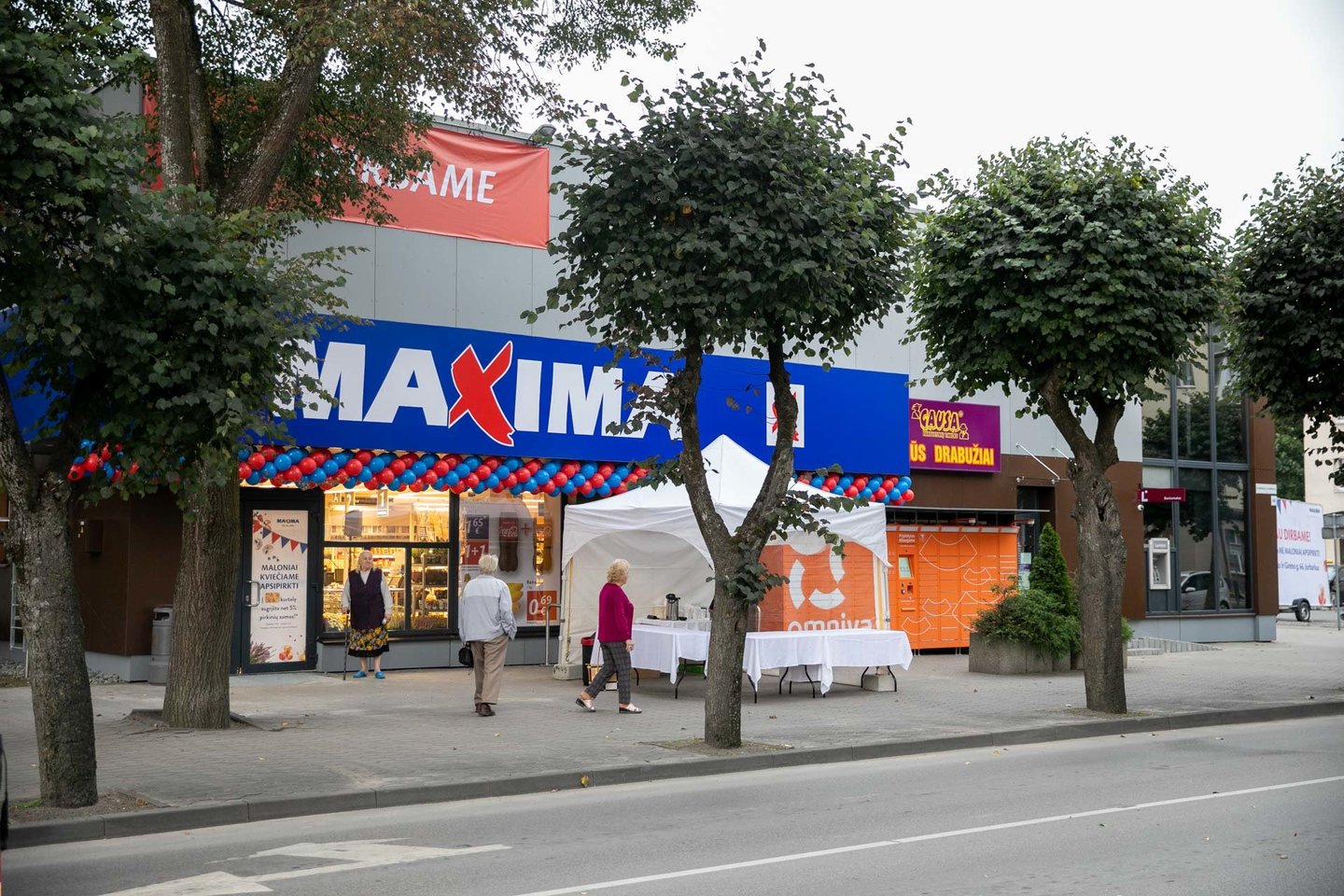  Antradienį Jurbarke duris po atnaujinimo atvėrė lietuviško prekybos tinklo „Maxima“ parduotuvė, įsikūrusi Dariaus ir Girėno g. 66. <br>„Maxima“ nuotr. 
