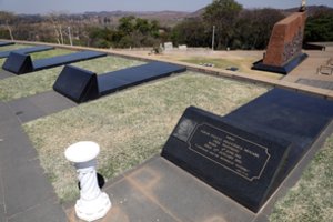 R. Mugabe artimieji ir pareigūnai atvyko į Singapūrą pasiimti velionio palaikų