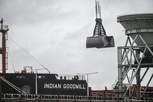 Ginkluoti Lenkijos pasienio apsaugos pareigūnai šturmavo „Greenpeace“ laivą