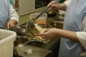 Maisto ir veterinarijos tarnyba stabdo maisto tiekėjo veiklą Santaros klinikose