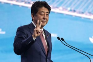 Japonijos premjeras pertvarkė vyriausybę: ją papildė kylanti politikos žvaigždė