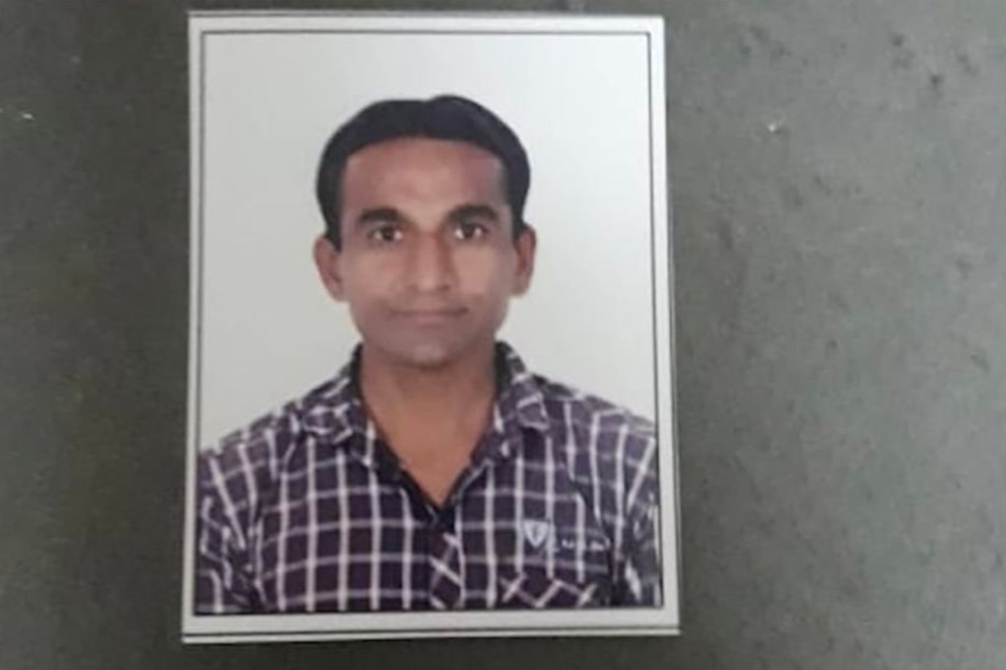  Priremtas prie sienos vyras prisipažino, kad yra 32 metų Jayeshas Patelis, gyvenantis Gudžarato valstijoje.<br> Indijos policijos nuotr.