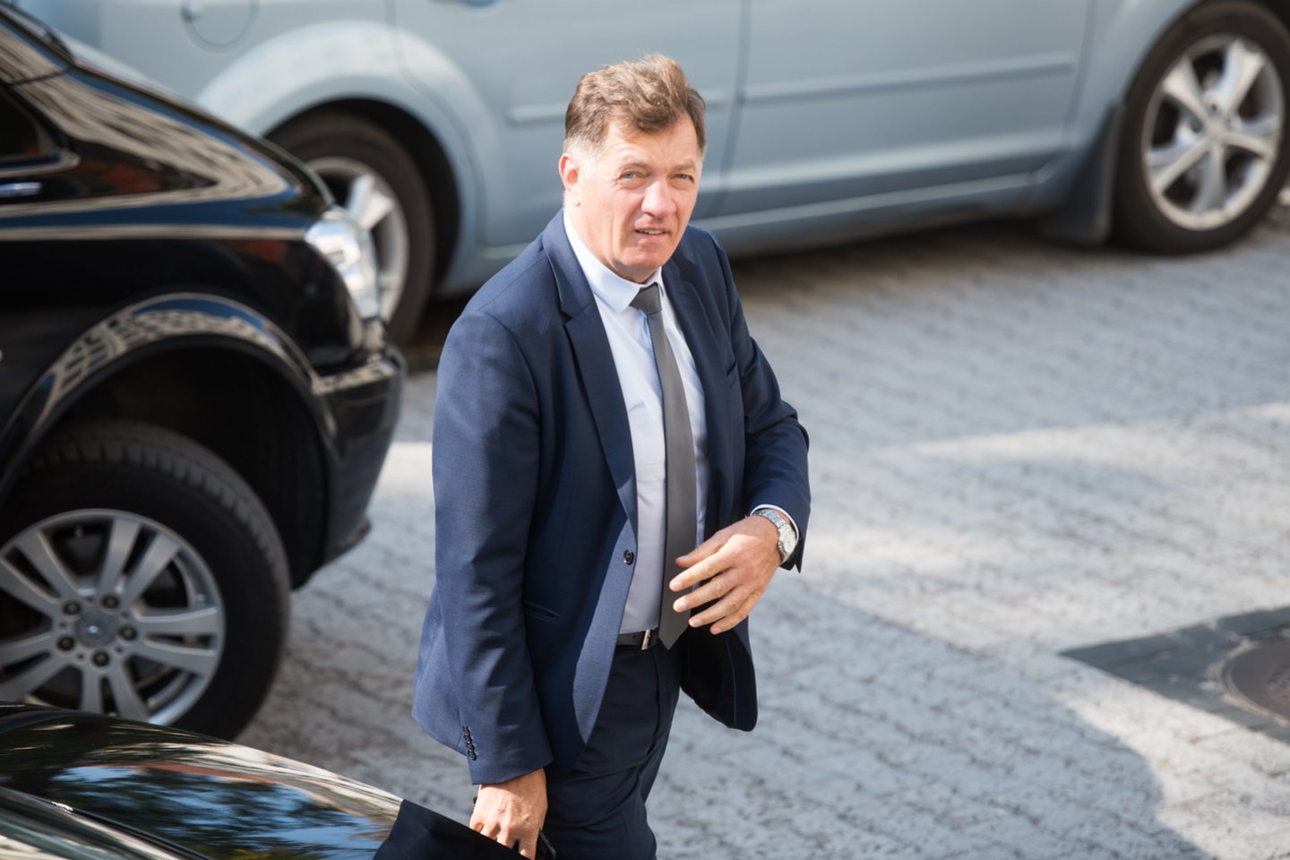 V.Kamblevičius į susitikimą atskubėjo lydimas prie frakcijos prisijungsiančiais A.Butkevičiumi, taip pat palikusiu „socialdarbiečius“, ir Mišrios Seimo narių grupės seniūnu R.Andrikiu.<br>D.Umbraso nuotr.