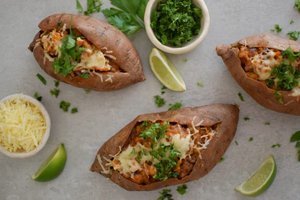 Vištiena, sūriu ir daržovėmis įdarytos saldžiosios bulvės