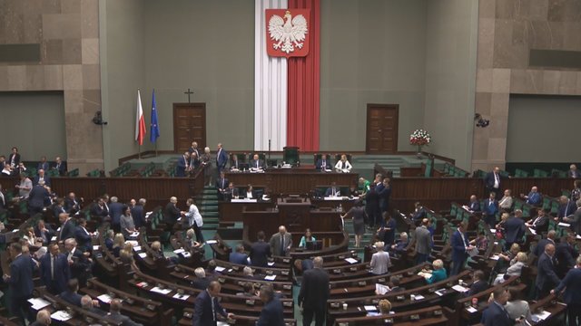 Lenkijoje pirmą kartą šalies istorijoje stabdomas parlamento darbas 