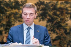 „Ant klaustuko“ naujoje frakcijoje likęs M. Puidokas: prie to prisidėjo R. Karbauskis