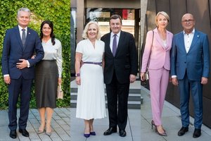 Parodoje „Romantizmo amžius“ – ir politikai, ir verslo atstovai su žaviomis damomis