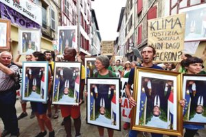 Prezidento kritikai susilaukė nemalonės: stojo prieš teismą už grupinę vagystę