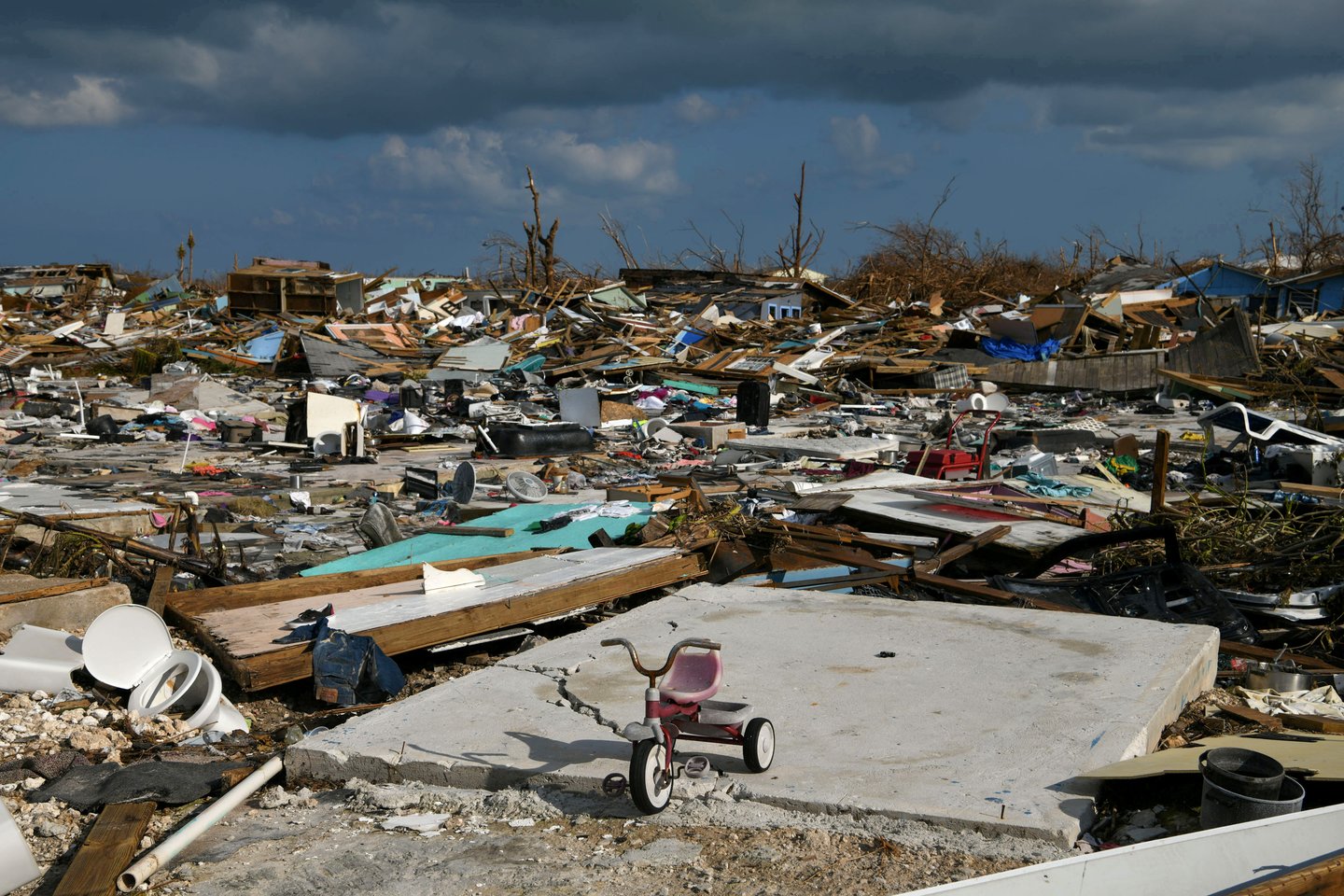  Bahamose po uragano „Dorian“ dingusiais yra laikoma maždaug 2,5 tūkst. žmonių, trečiadienį pranešė Bahamų Nacionalinė nepaprastųjų situacijų valdymo agentūra (NEMA).<br> Reuters/Scanpix nuotr.