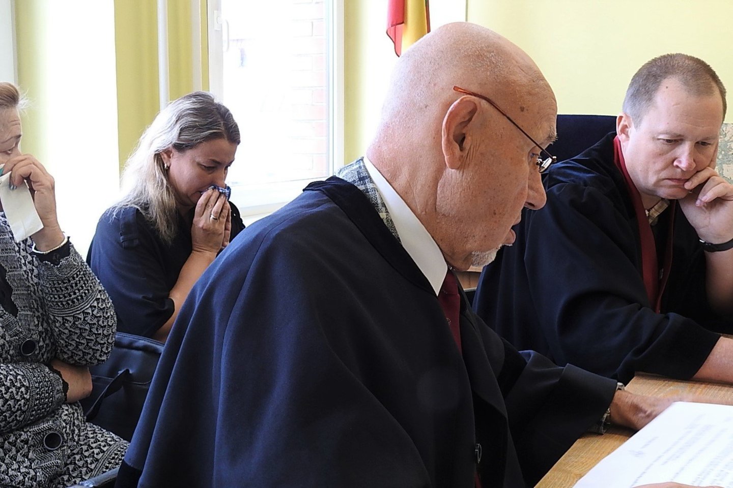 Teisme procese dalyvauja iš Ukrainos atvykę aukos artimieji. <br> G.Pilaičio nuotr.