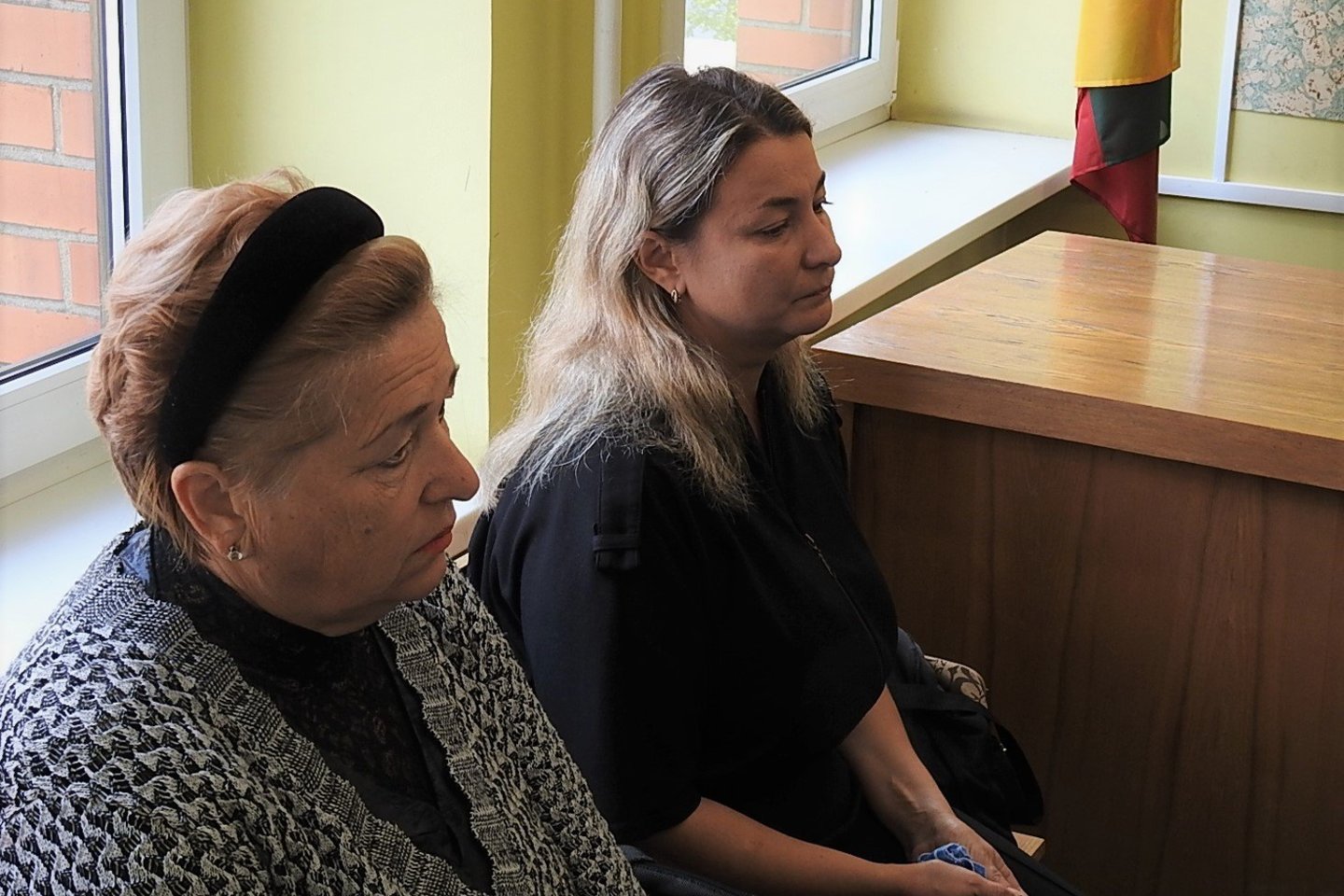 Civiliniai ieškovai - nužudyto ukrainiečio žmona ir motina.<br> G.Pilaičio nuotr.