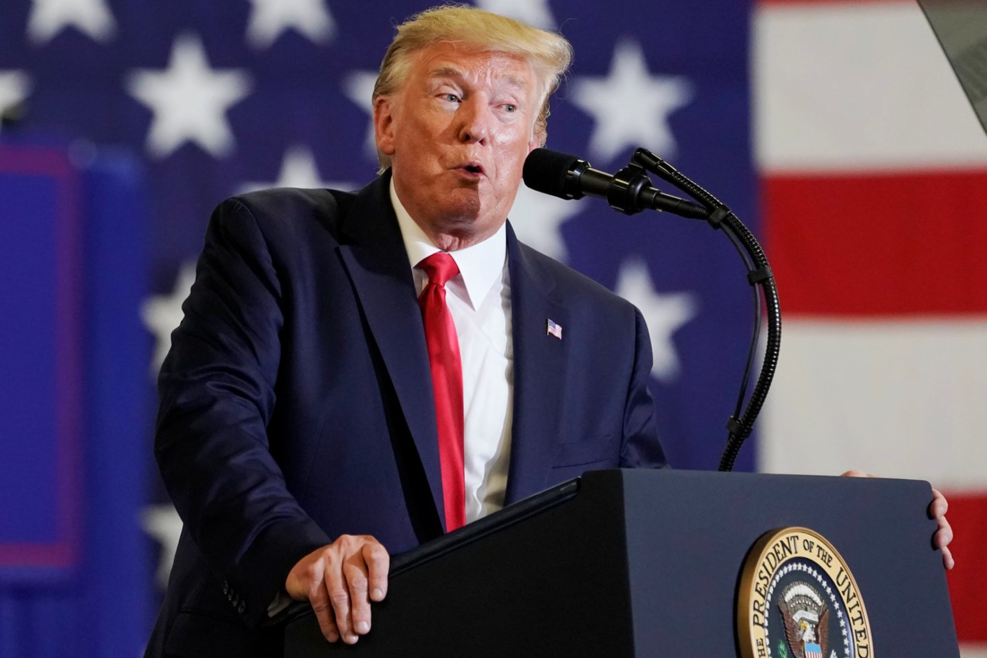 JAV Aukščiausiasis Teismas trečiadienį leido taikyti prezidento Donaldo Trumpo administracijos suvaržymus dėl prieglobsčio, užkertančius kelią daugumai migrantų iš Centrinės Amerikos teikti paraiškas prie JAV sienos.
