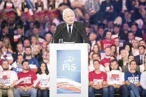 Verda aistros dėl Seimo darbo pertraukos: valdžia nori išsaugoti mundurą