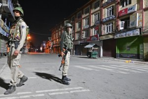 Indijos policija perėmė į Kašmyrą gabentus ginklus