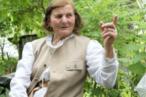 Iš namelio kiauru stogu ir paminklu kieme neiškrapštoma senjorė svajoja ištekėti