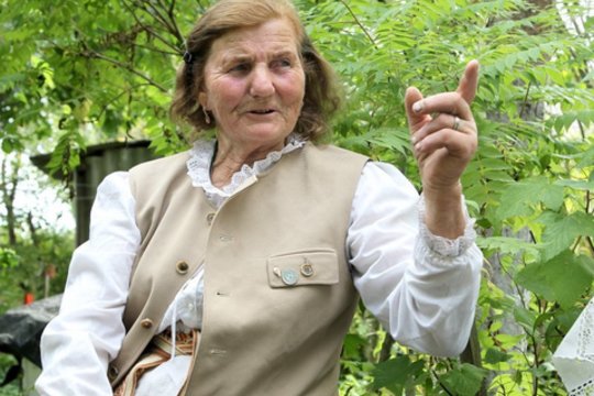 Iš namelio kiauru stogu ir paminklu kieme neiškrapštoma senjorė svajoja ištekėti
