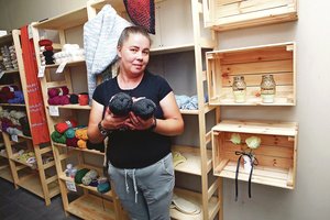 Turgaus prekeivių poelgis nepaliks abejingų: mirus kolegei nusispjovė į kritiką ir ėmėsi padėti