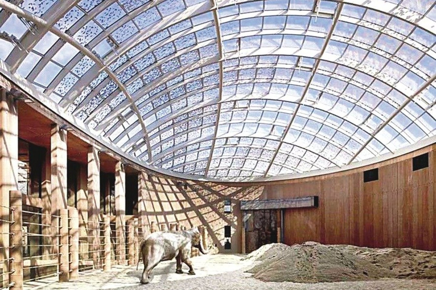 84-erių N.Fosteris nesididžiuoja – jis imasi ir didelių, ir mažų projektų, jei tik jie džiugina. Pavyzdžiui, sukūrė namą Kopenhagos zoologijos sodo drambliams.