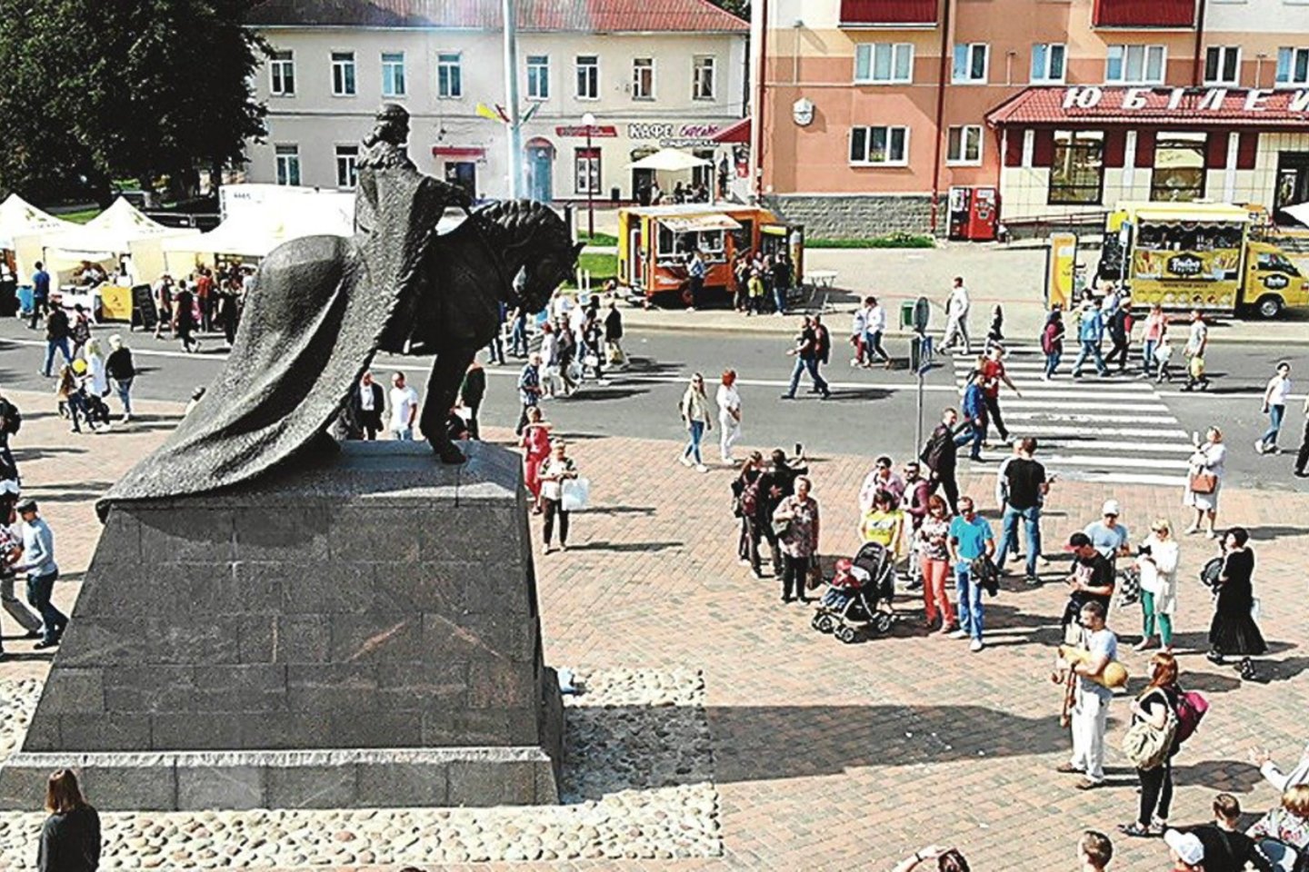 Baltarusių žurnalistui A.Mikui labiau patinka Vilniuje esantis paminklas Lietuvos didžiajam kunigaikščiui Gediminui (kairėje) nei neseniai iškilęs Lydoje.<br>LR nuotr.