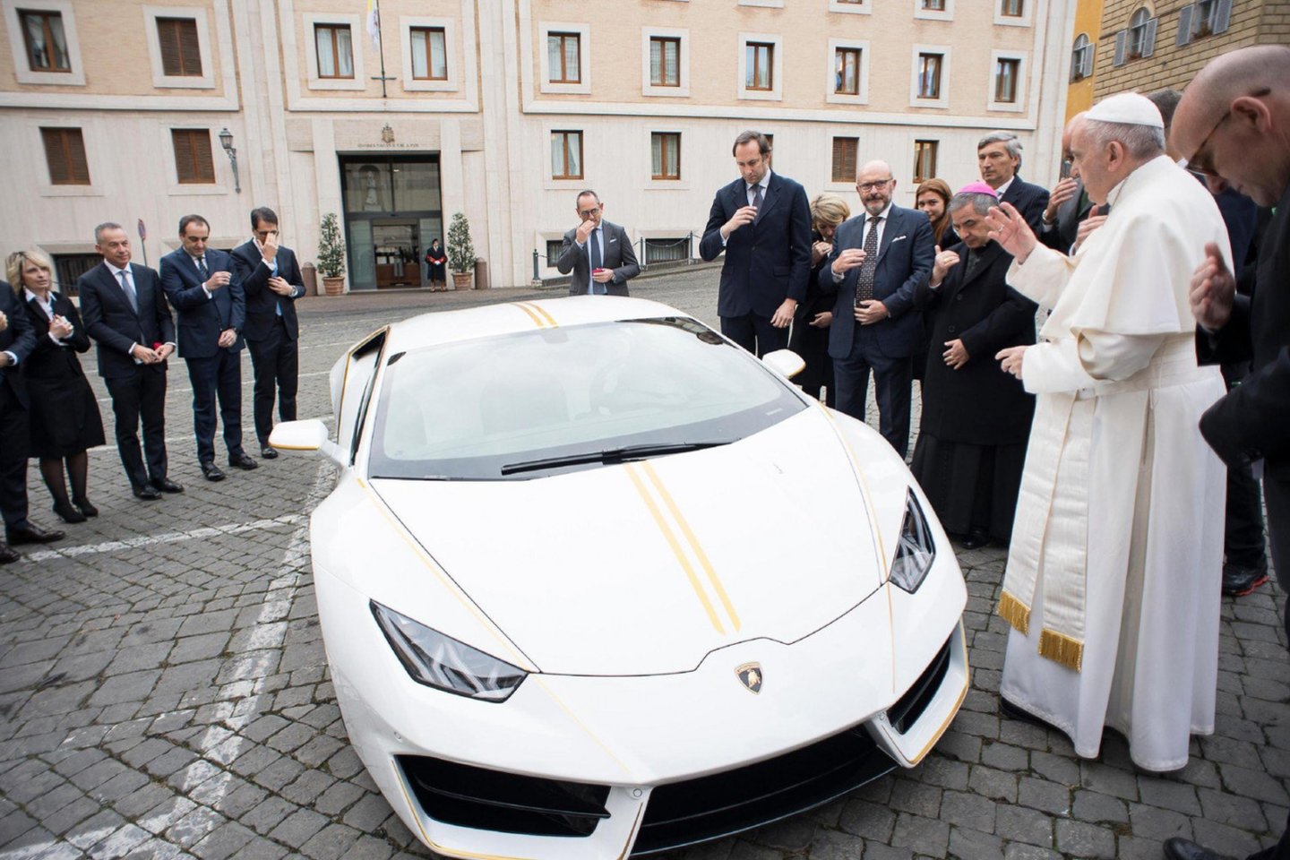 Popiežiaus „Lamborghini“ aukcione parduotas už beveik 900 000 eurų. <br>EPA-ELTA nuotr.