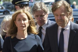 „Nusivylusios namų šeimininkės“ ​žvaigždė Felicity Huffman išgirdo bausmę