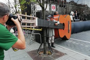 Vilniuje registruotas naujas Lietuvos rekordas – didžiausia akustinė gitara