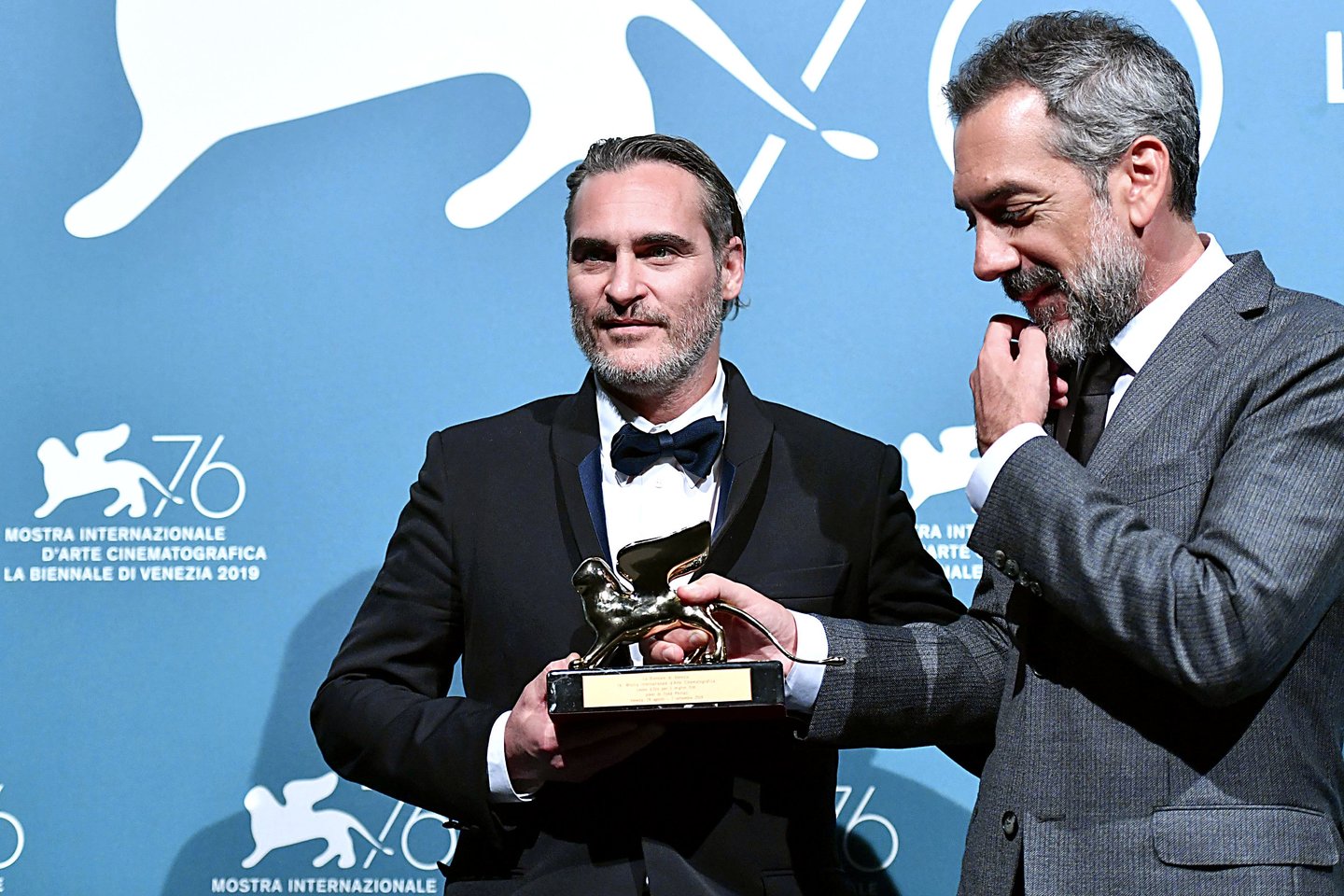 Venecijos kino festivalyje Auksiniu liūtu džiaugėsi aktorius T.Phoenixas (kairėje) ir režisierius T.Phillipsas.<br>AFP / „Scanpix“ nuotr.