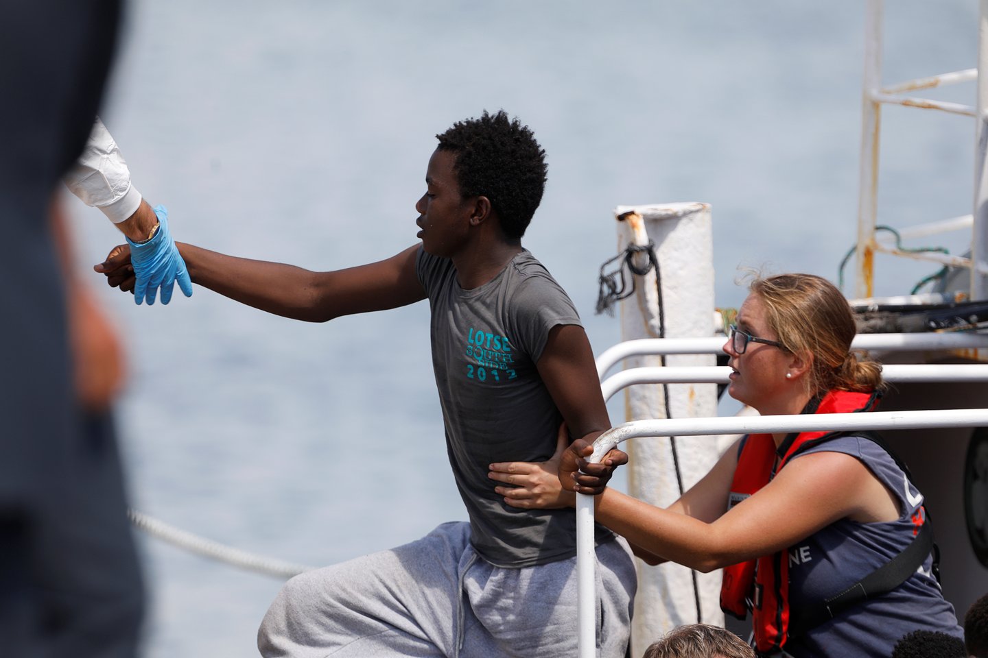  Italija sutiko gelbėtojų laivui „Ocean Viking“ išlaipinti 82 migrantus pietinės Lampedūzos salos uoste.<br> Reuters/Scanpix nuotr.