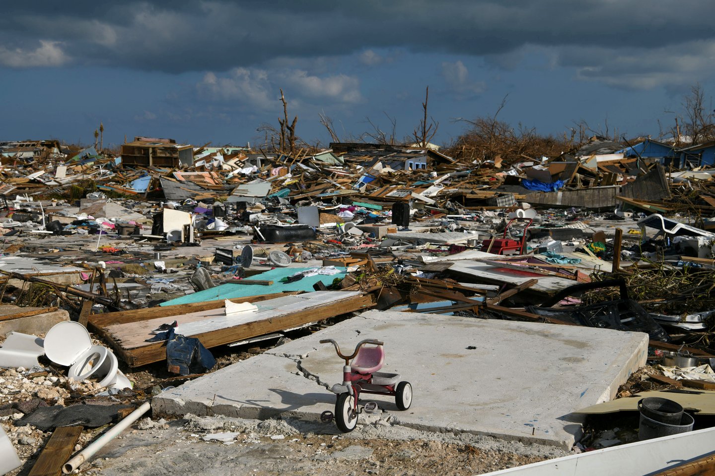 Uragano „Dorian“ nusiaubtoms Bahamų šiaurinėms saloms šeštadienį iškilo naujos atogrąžų audros grėsmė.<br>Reuters/Scanpix nuotr.