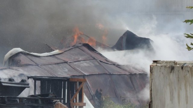 Nufilmavo, kaip atrodė gaisras Lentvaryje: sandėlis degė atvira liepsna