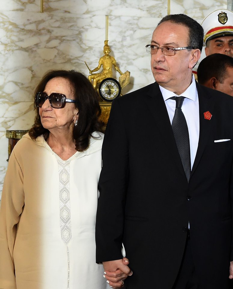  Kitaip nei kitos pirmosios Tuniso ponios, elegantiška ir diskretiška Ch.Caid Essebsi retai rodydavosi viešumoje.<br> AFP/Scanpix nuotr.
