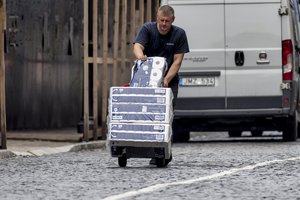 Norėjo už 1,3 mln. nusipirkti baltesnio tualetinio popieriaus, bet liks tuščiomis