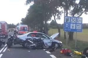 70-metės vairuojamas automobilis rėžėsi į motociklininkų koloną, judėjusią į vestuves