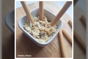 Labai gardi užtepėlė su sūriu ir džiovintomis slyvomis