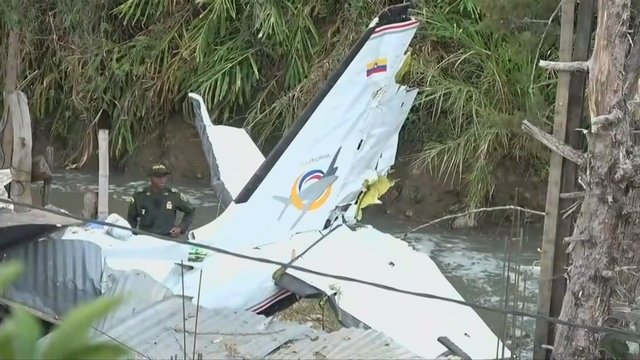 Skaudi nelaimė – vos pakilęs sudužo keleivinis lėktuvas