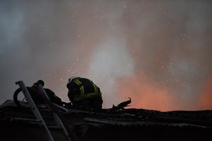 Lietuviai vis dar neskuba įsirengti dūmų detektorių, o kilus gaisrui – neturi kuo gesinti