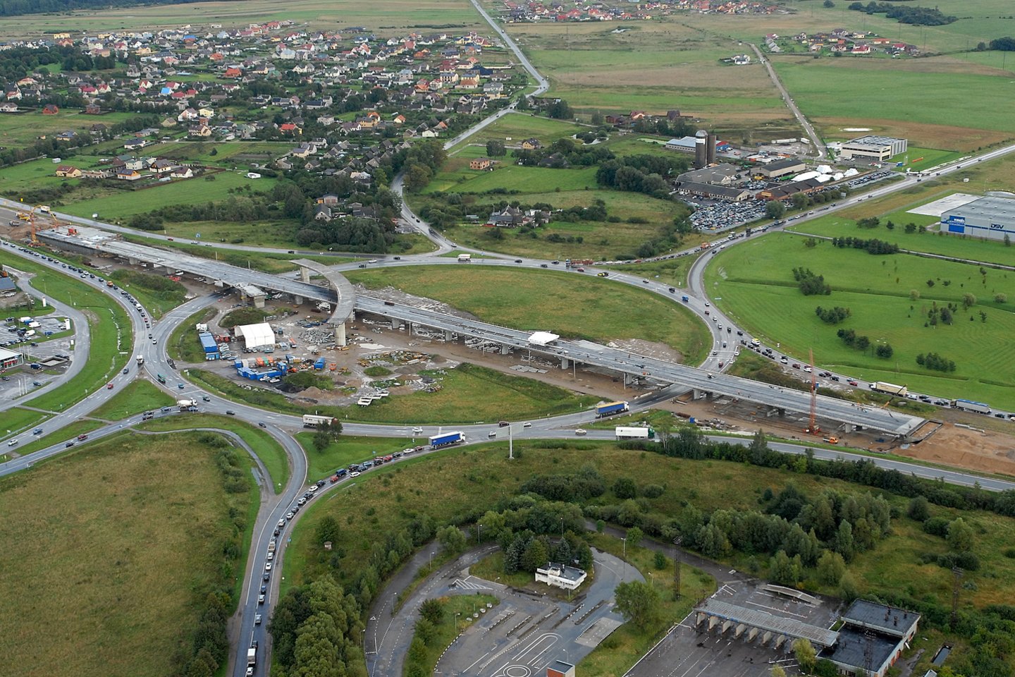 Pirmoji tokia greičio valdymo sistema Lietuvoje įdiegta 2014 m. prie Jakų žiedinės sankryžos Klaipėdoje.<br>Kauno tiltų nuotr.