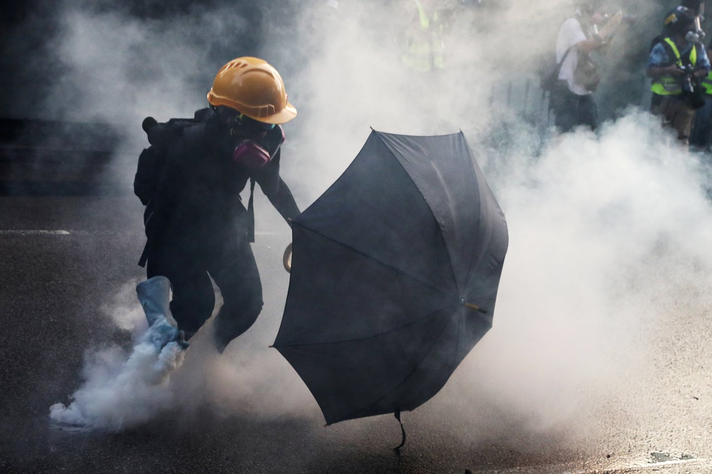 Honkongą jau 100 dienų krečiant didžiuliams prodemokratiškiems protestams, aktyvistai rado daugybę kūrybiškų būdų suteikti pagreitį savo judėjimui toli nuo barikadų.