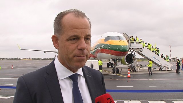 Vilniaus oro uoste neregėtas svečias –  Lietuvos trispalve papuoštas lėktuvas